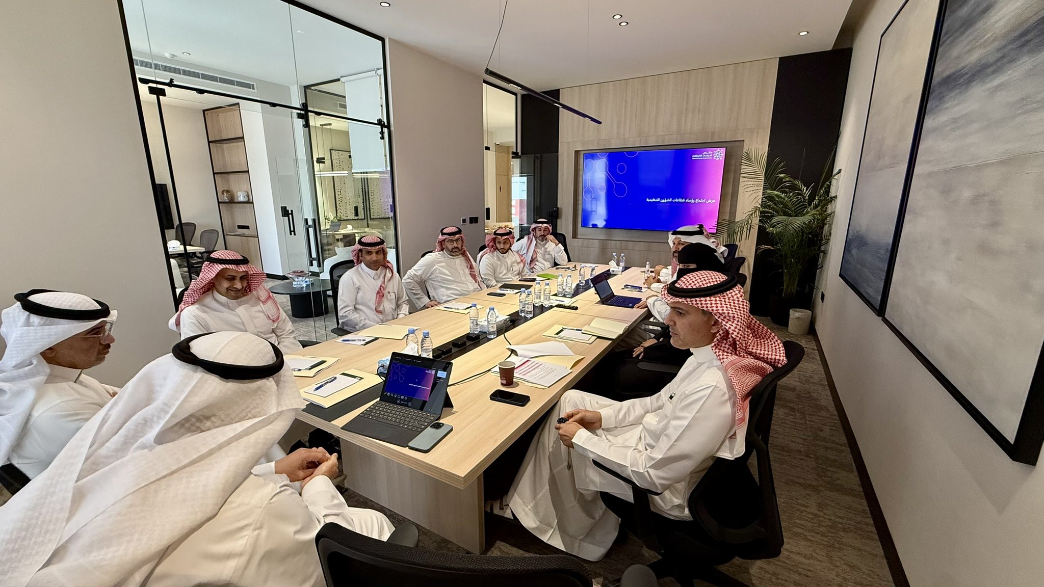 HBR_GgVa8AATh9-